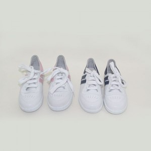 zapatilla acordonada blanca