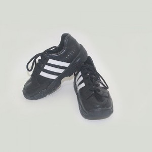 zapatilla acordonada negra